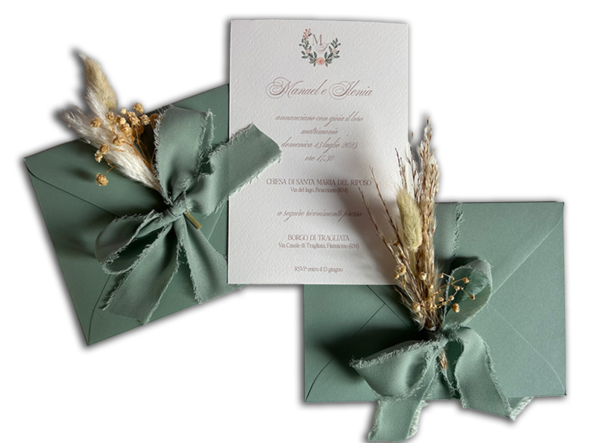 Partecipazioni di matrimonio personalizzate con fiorellini secchi e nastro in seta, dettaglio naturale per wedding stationery