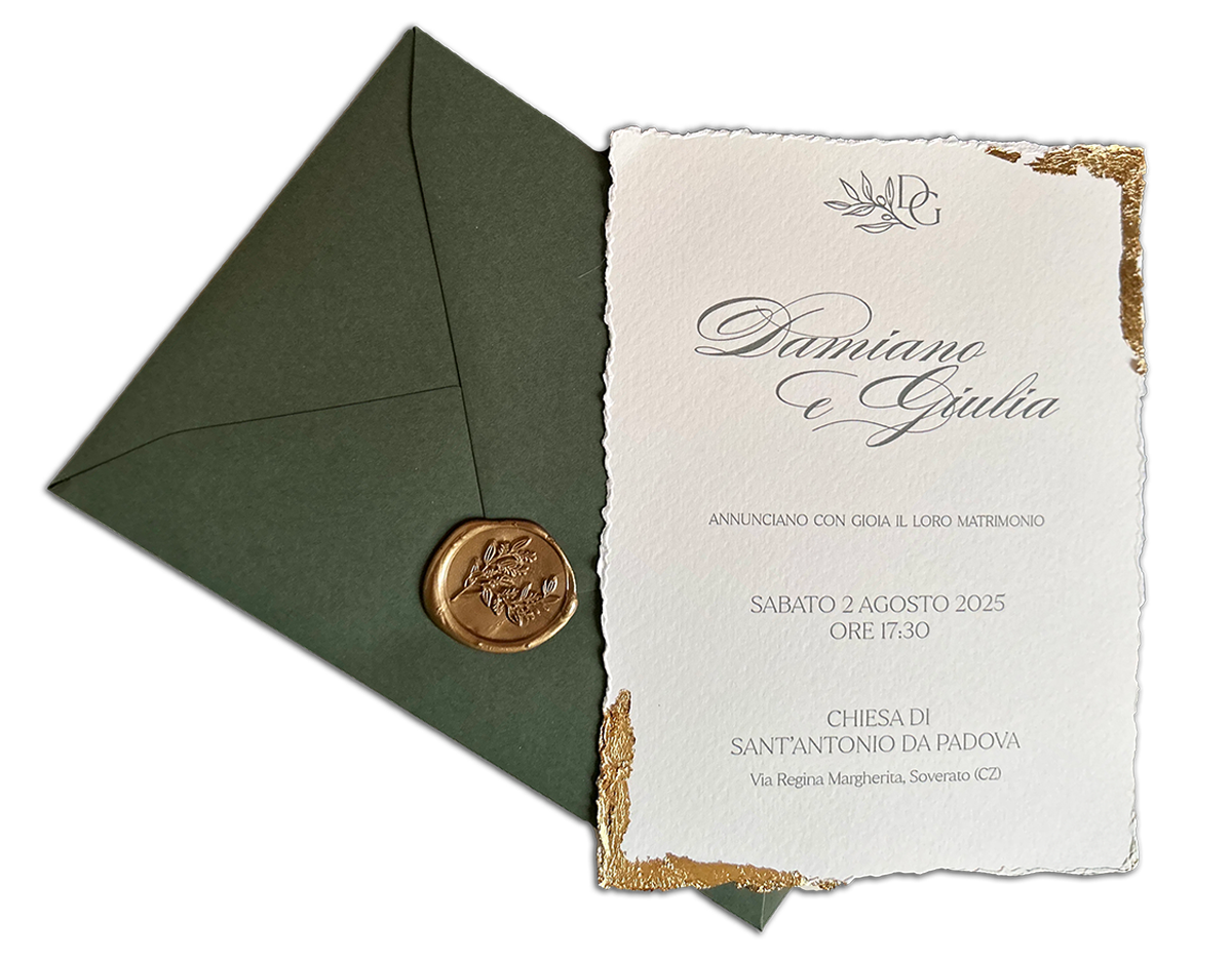 Partecipazione di matrimonio personalizzata con bordi sfrangiati e applicazione di foglia in oro, wedding stationery artigianale