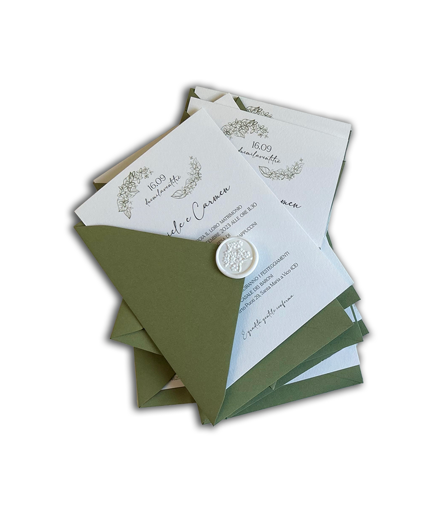 Partecipazioni di matrimonio personalizzata, con dettagli floreali in tonalità verde salvia e timbro in ceralacca bianco