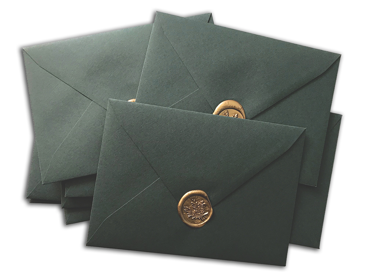 Buste per partecipazioni di matrimonio personalizzate in carta verde scuro con sigillo in ceralacca dorata