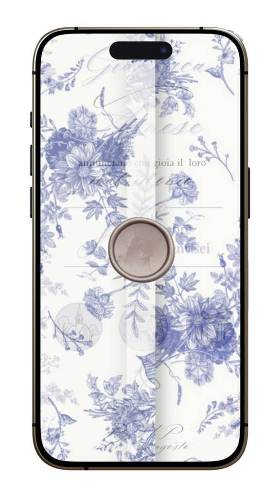 Schermo di uno smartphone in cui viene visualizzato un invito di matrimonio digitale composto da un pattern semi trasparente toile de jouy color carta da zucchero e un timbro in ceralacca color champagne