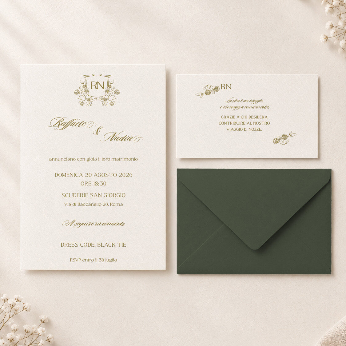 Partecipazione di matrimonio online minimal con calligrafia elegante color oro, stemma araldico con monogramma sposi e wedding crest logo. Busta verde scuro. Invito elegante dal design contemporaneo, ideale per un matrimonio dallo stile essenziale e ricercato.