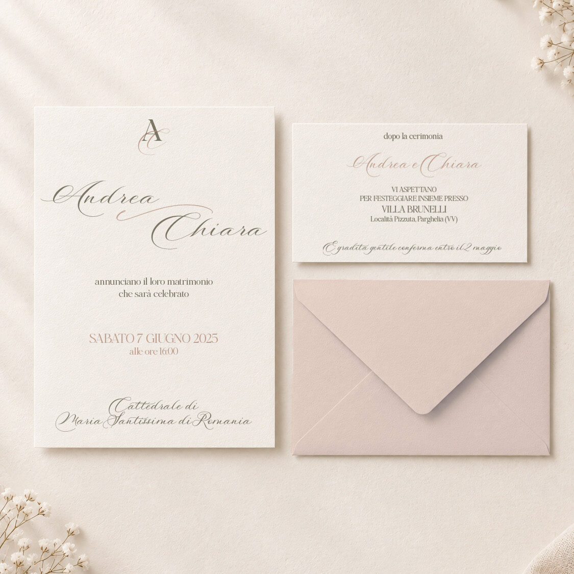 Partecipazione di matrimonio online personalizzata con logo degli sposi nei toni del rosa cipria e verde salvia, font eleganti e busta rosa nude. Invito raffinato con palette delicata e dettagli grafici coordinati.