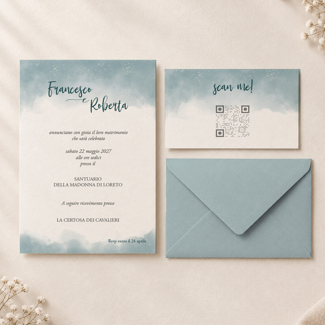 Partecipazione di matrimonio online nei toni del carta da zucchero, con sfumature fumose effetto acquerello nella parte superiore e inferiore, font moderno ed elegante e biglietto coordinato con QR code per accedere al wedding website degli sposi. Wedding stationery dal design contemporaneo, con dettagli delicati e invito digitale integrato.