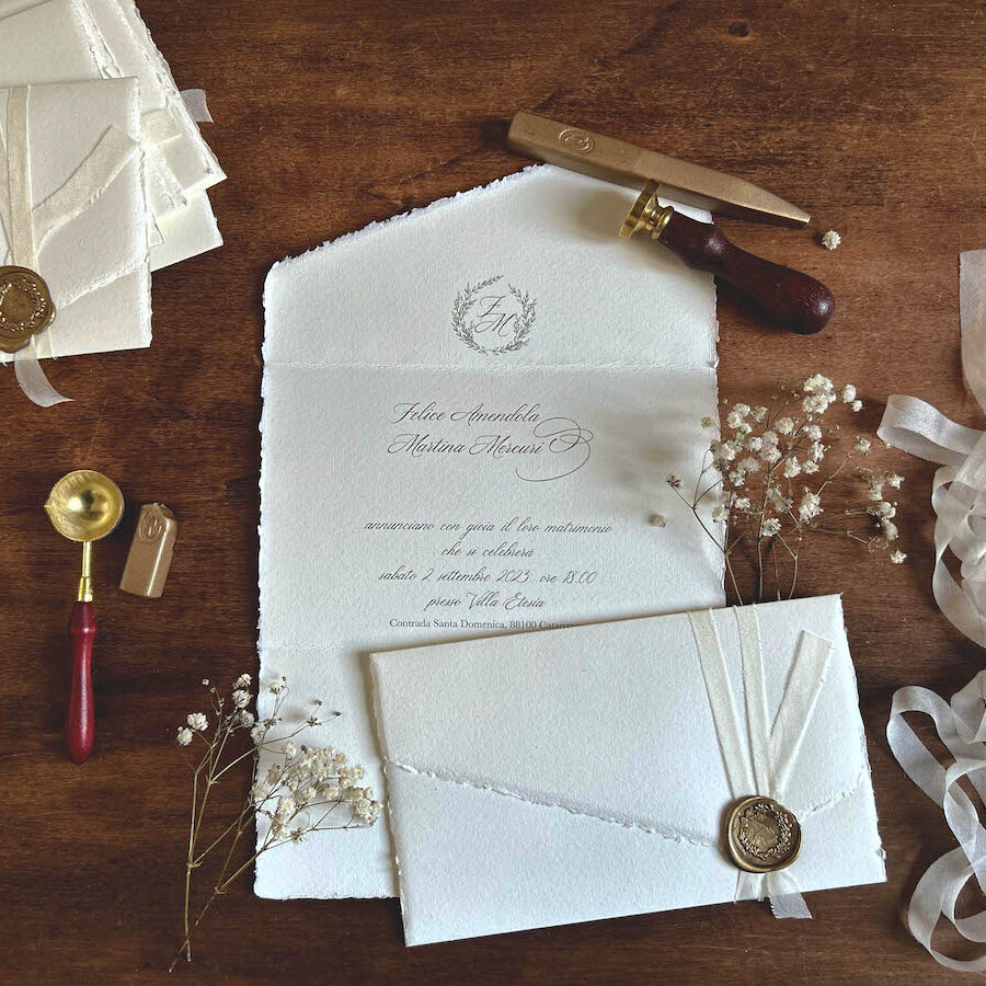 partecipazione di matrimonio in carta amalfi, timbro in ceralacca oro e nastro di seta naturale bianco
