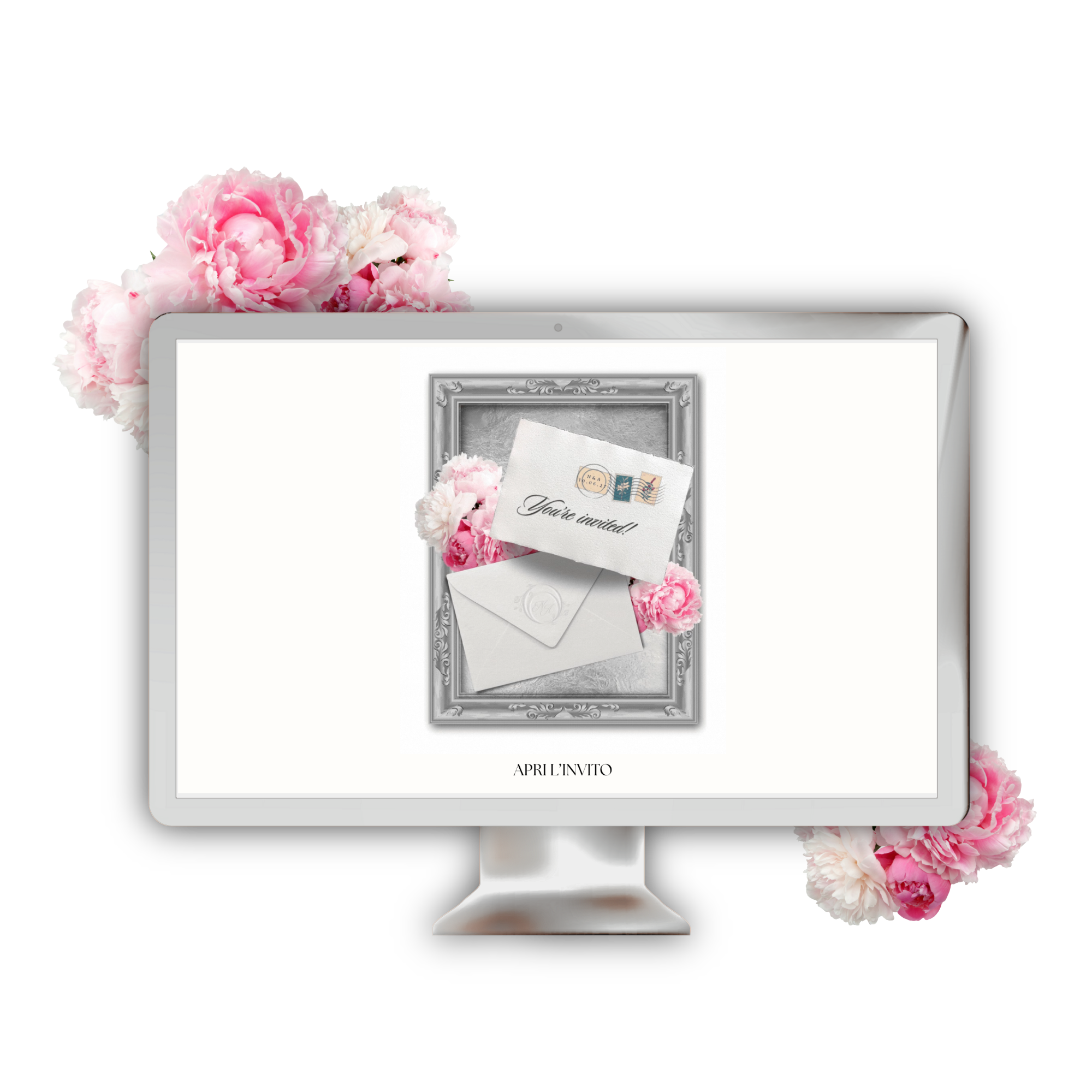 Un monitor di computer mostra una grafica digitale di una cornice argentata decorata contenente una busta bianca con il testo You're invited e una seconda busta con un sigillo di ceralacca, circondata da peonie rosa e bianche.