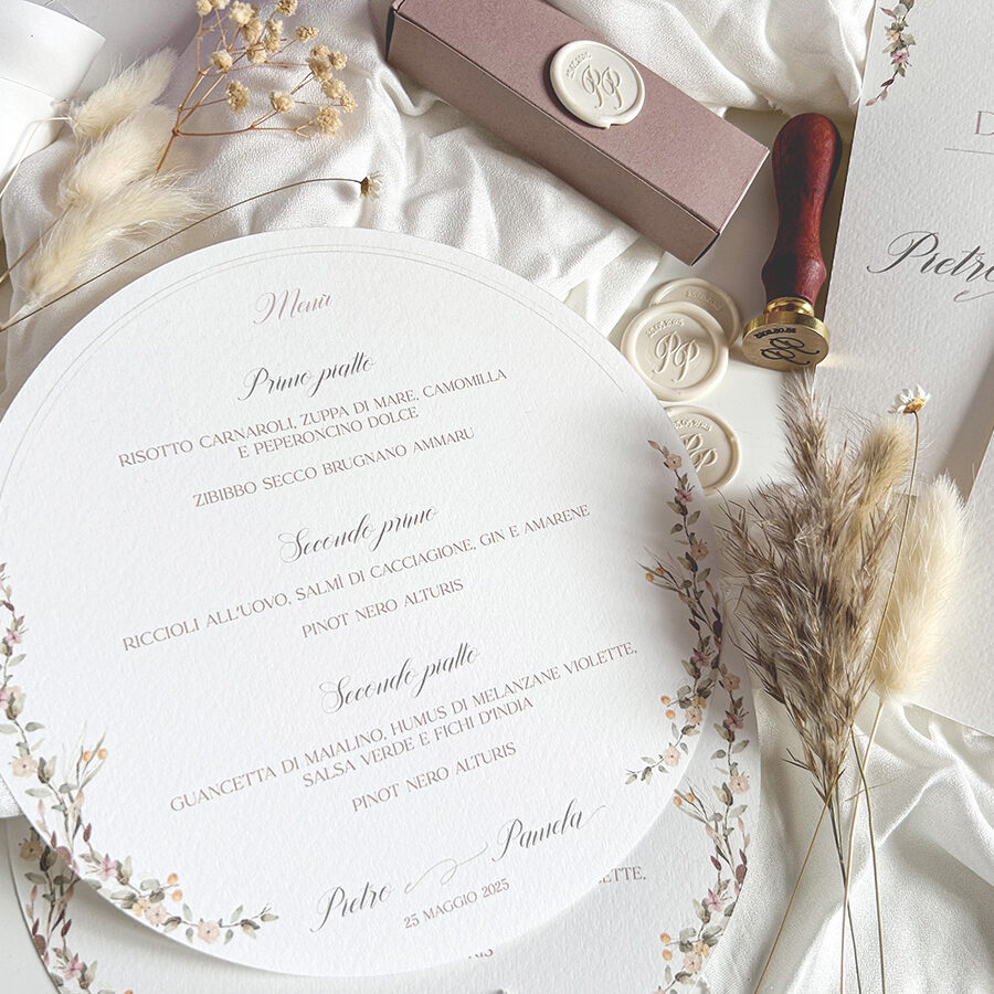 Wedding stationery che comprende menù tondo, tableau, conetti per riso e timbro in ceralacca stile boho chic, nelle tonalità del rosa cipria e del beige
